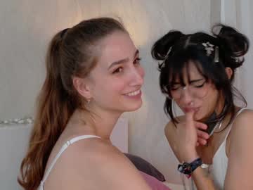 girl
        breeding_material cam image #3209037