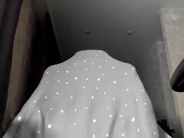 girl
        courtney_luv cam image #4421638