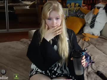 girl
        bestblondiiecb cam image #2649991