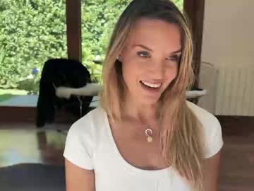 girl
        phoenix_taylor cam image #1228312