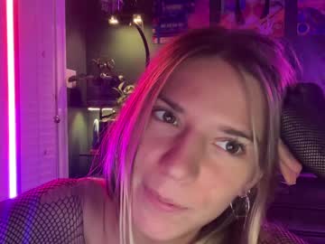 girl
        oliviahansleyy cam image #3815402