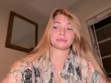 girl
        clairethompsonn cam image #3982728