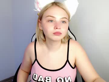 girl
        shy_blondiee cam image #564803