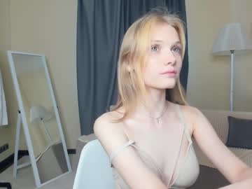 girl
        maidagentile cam image #3055975