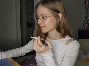 girl
        lowress cam image #4196140