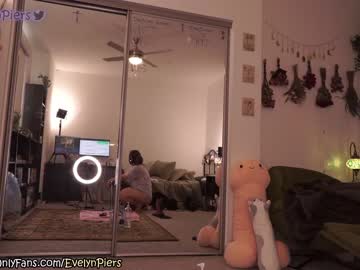 girl
        evelynpiers cam image #1325172