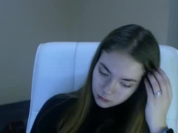 girl
        zoey_deuttch cam image #562034