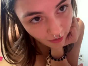 girl
        mmmitsworm cam image #2522418