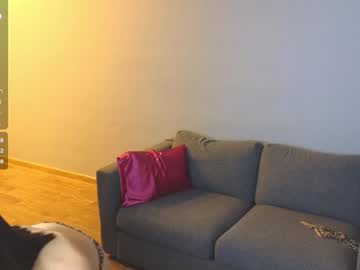 girl
        poppypaws cam image #3933346