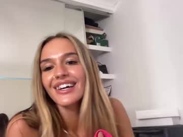 girl
        peachy_paige cam image #4318682