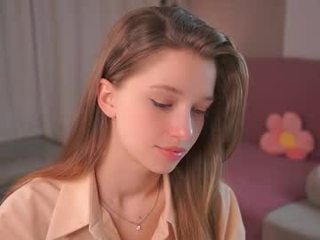 girl
        little_poetry cam image #4210711