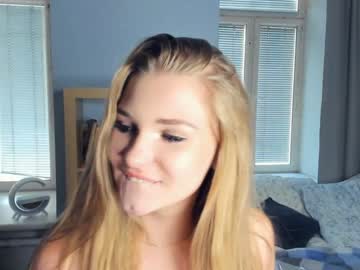 girl
        paradise_for_two cam image #3104142