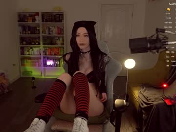 girl
        loony_moony cam image #2552383