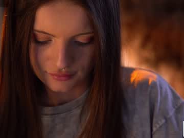 girl
        bellacle cam image #2965171