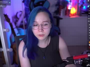 girl
        blue_mooncat cam image #1473956