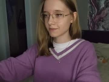 girl
        lowress cam image #4235629