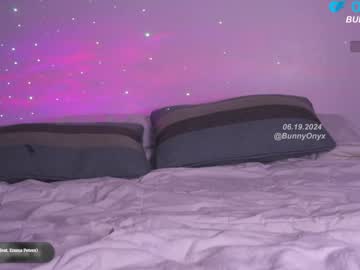 girl
        bunnyonyx cam image #2944358