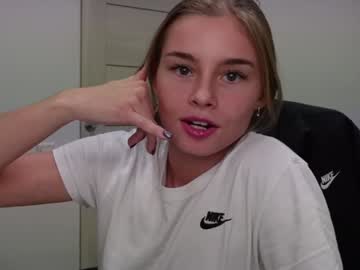 girl
        abby_laker cam image #3910714