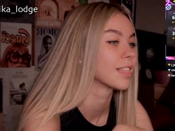 girl
        nika_lodge cam image #4431282