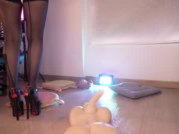 girl
        lau__1 cam image #2817275