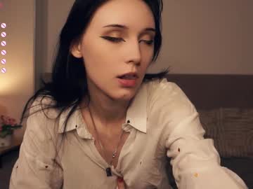 girl
        lynnabelow cam image #4119537