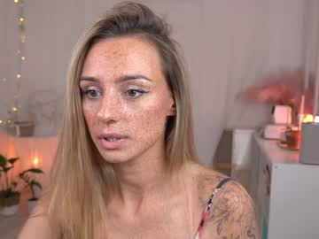 girl
        artease cam image #2280327
