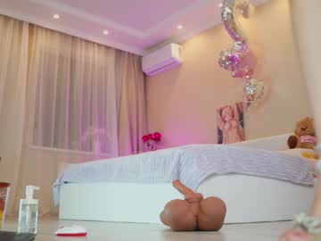 girl
        rosyemily cam image #3570053