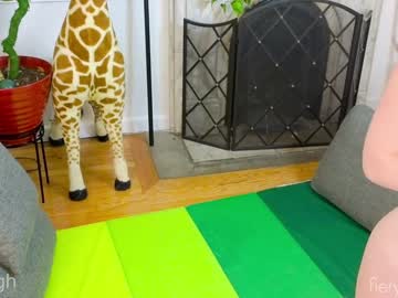 girl
        alli_leigh cam image #1546478