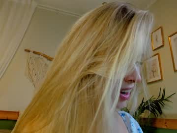 girl
        milablush cam image #1912477