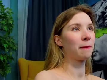 girl
        milablush cam image #2495648