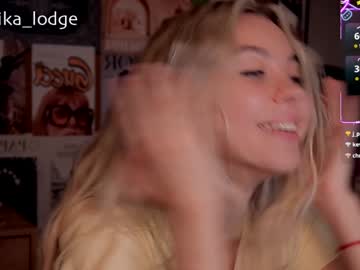 girl
        nika_lodge cam image #4450263