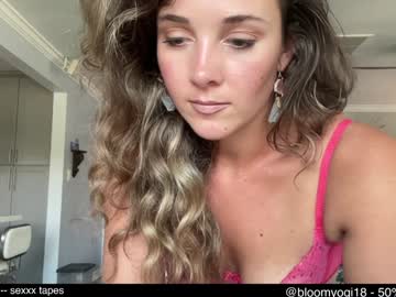 girl
        bloomyogi cam image #3163137