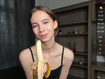 girl
        happiness_call cam image #1467352