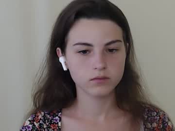 girl
        chamomile19 cam image #1327235