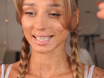 girl
        artease cam image #3759794