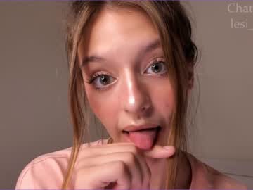 girl
        lesi_moon cam image #1617553