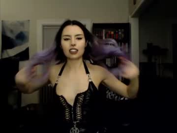 girl
        runacrow cam image #1039907