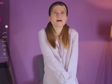 girl
        alisia_spinnet cam image #2078863