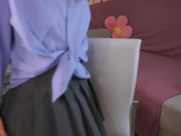 girl
        little_poetry cam image #4215122