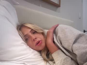 girl
        sophielevine cam image #3492097