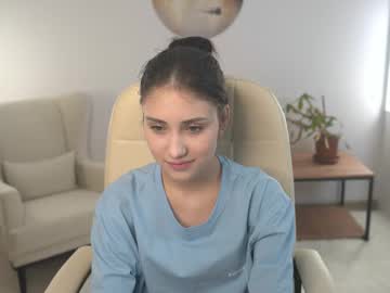 girl
        sunn_beamm cam image #4193944