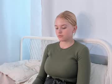 girl
        merylbossom cam image #4549455