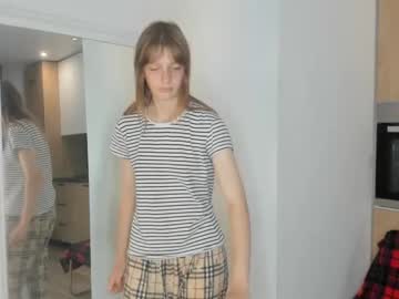 girl
        lynncodrington cam image #3065332