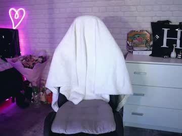 girl
        uindi cam image #3248557