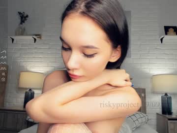 girl
        riskyproject cam image #1679246