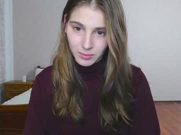 girl
        little_kitt1y_ cam image #1836542