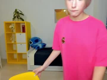 girl
        she_rry cam image #1835914