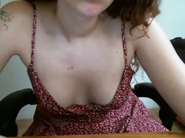 girl
        laura_lady_red cam image #1234277