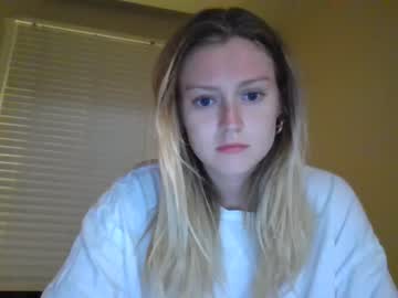girl
        ellenglow69 cam image #2627763