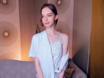 girl
        happiness_call cam image #945975